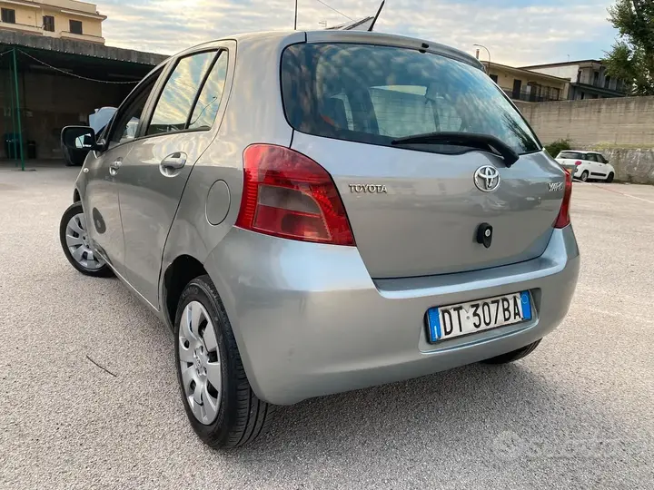 Toyota Yaris 2009 photo 2