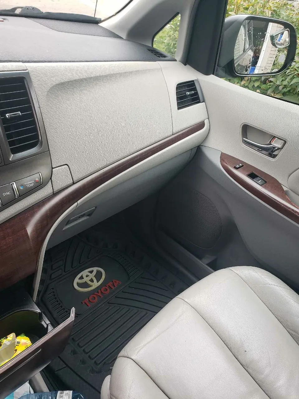 Toyota Sienna 2011 photo 2