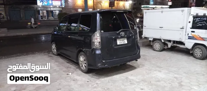 Toyota Voxy 2009 photo 2