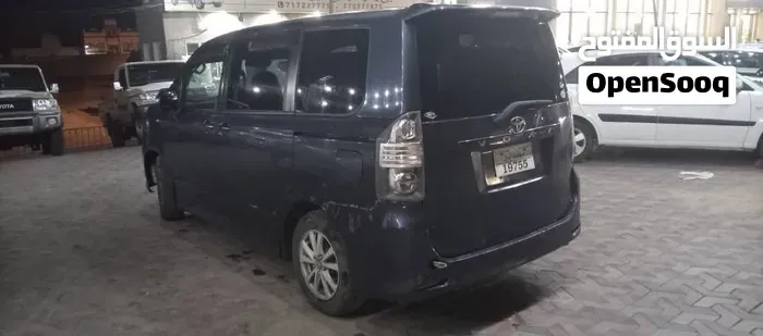 Toyota Voxy 2009 photo 4