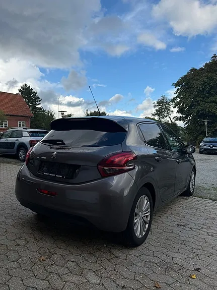Peugeot 208 2018 photo 3