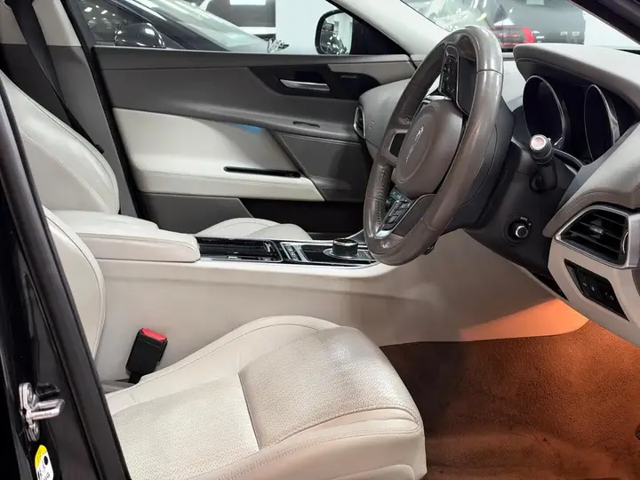 Jaguar Xe 2017 photo 2
