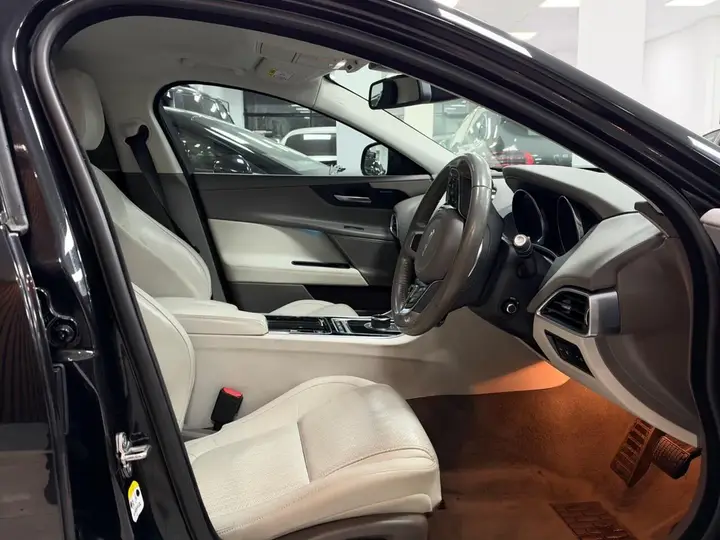 Jaguar Xe 2017 photo 5