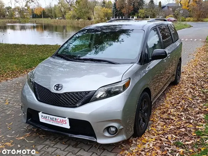 Toyota Sienna 2015 photo 2