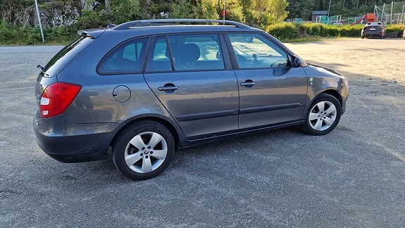 Skoda Fabia 2012 photo 2
