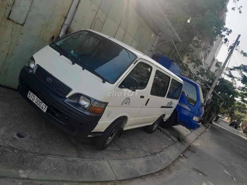 Toyota Hiace 2004 photo 2