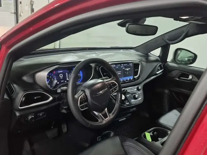 Chrysler Grand Caravan 2025 photo 2