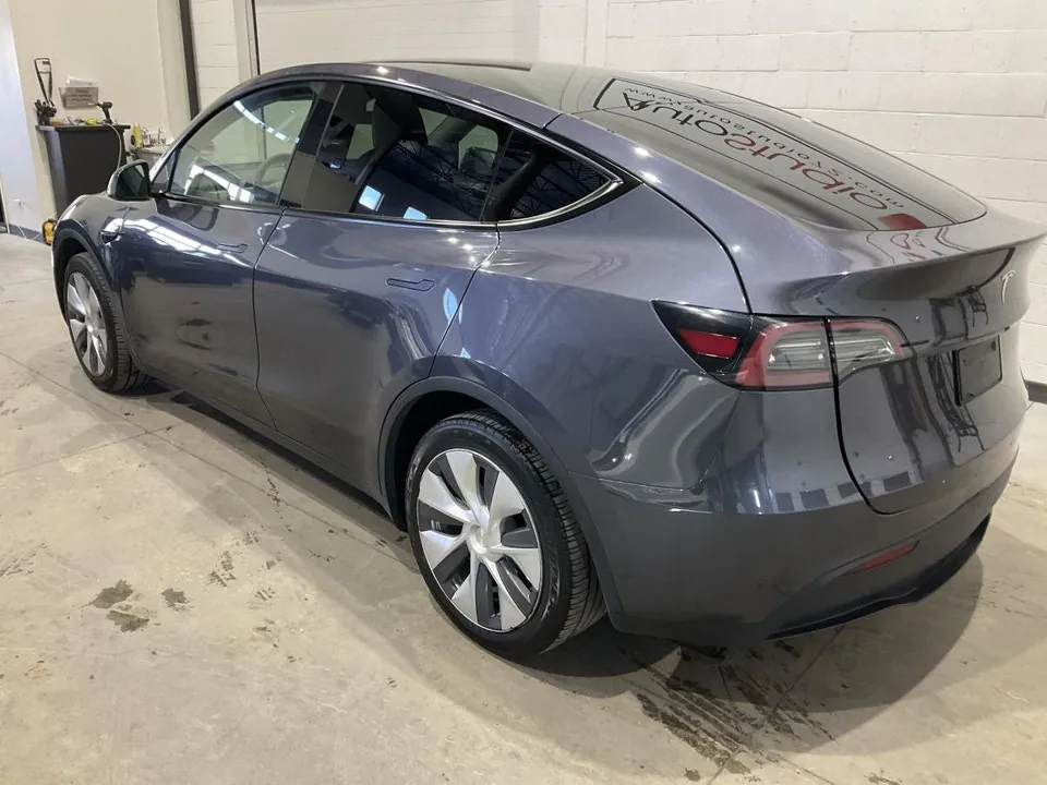 Tesla Model Y 2023 photo 2