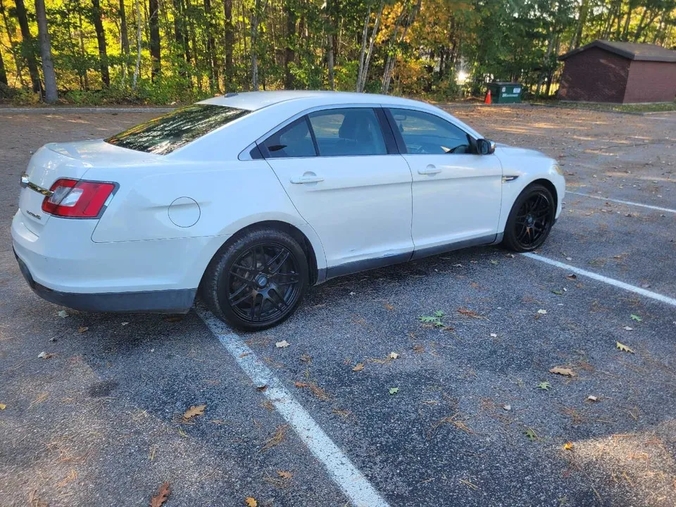 Ford Taurus 2012 photo 2