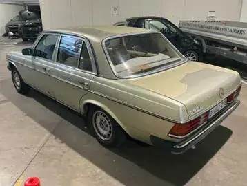 Mercedes-Benz 230E 1983 photo 3