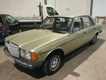 Mercedes-Benz 230E