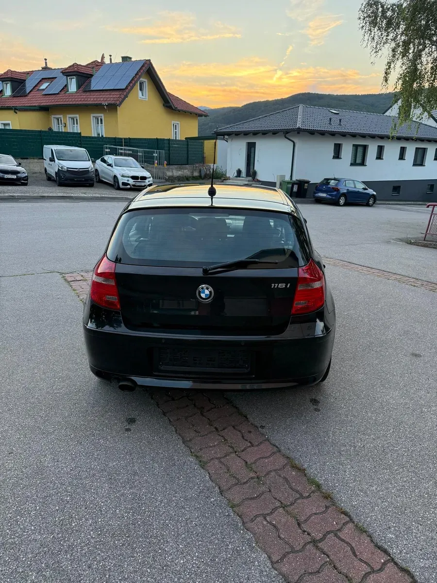 BMW 1 Series 2009 photo 2