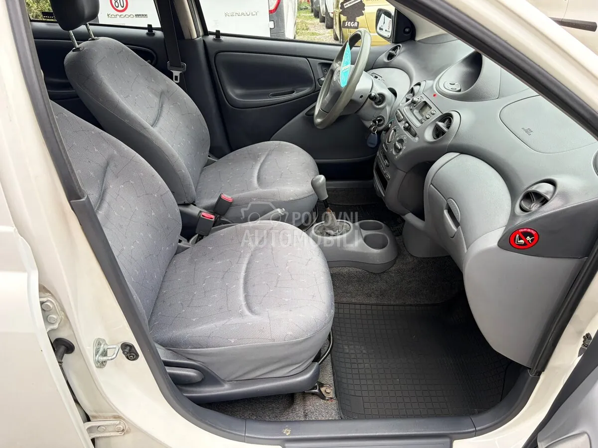 Toyota Yaris 2001 photo 5
