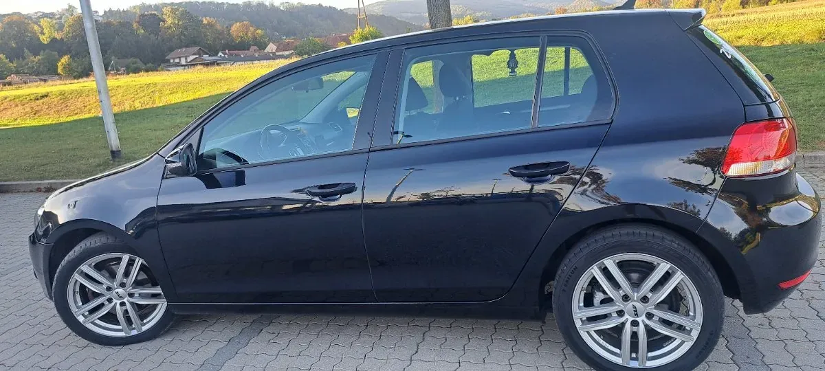 Volkswagen Golf 2010 photo 2