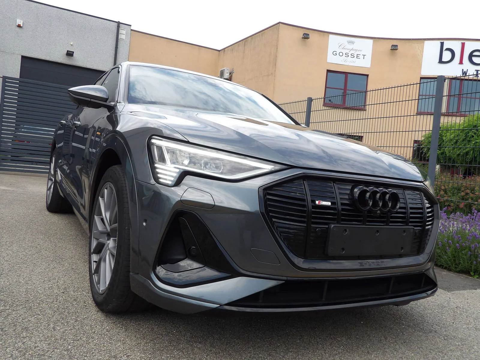 Audi Q8 E-Tron 2020 photo 3
