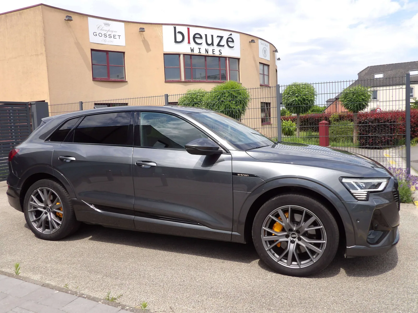 Audi Q8 E-Tron 2020 photo 2