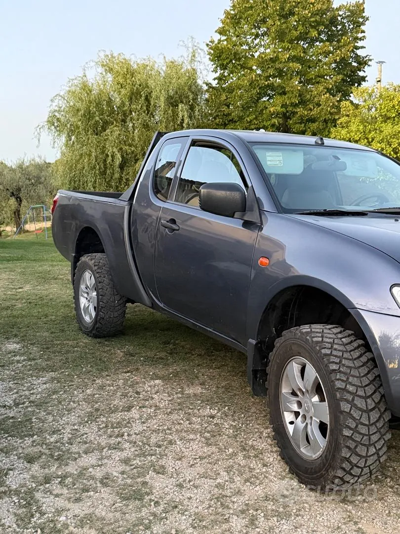 Mitsubishi L200 2009 photo 2