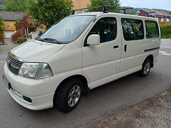 Toyota Hiace 2010 photo 2
