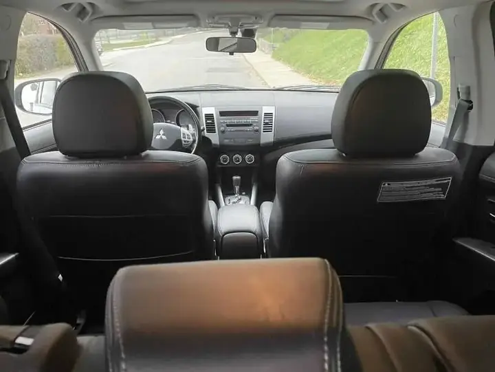 Mitsubishi Outlander 2011 photo 2