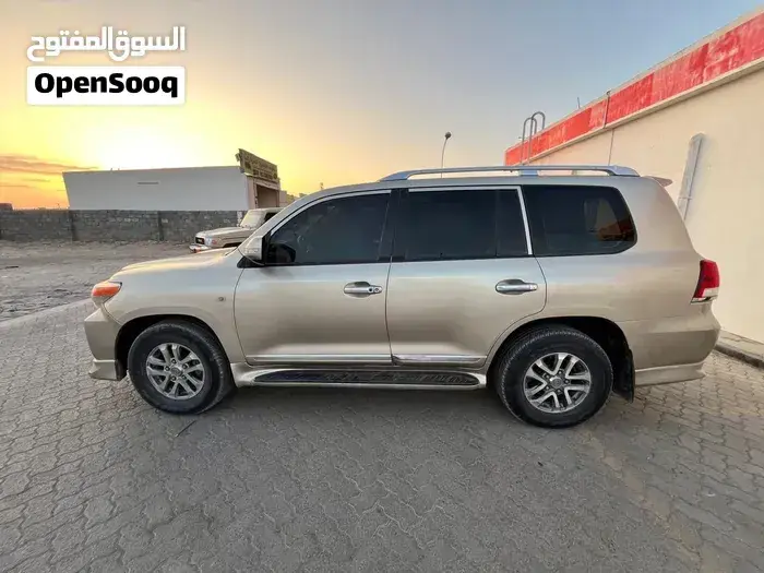 Toyota Land Cruiser 2010 photo 2
