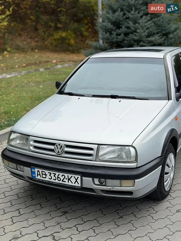 Volkswagen Vento 1995 photo 3
