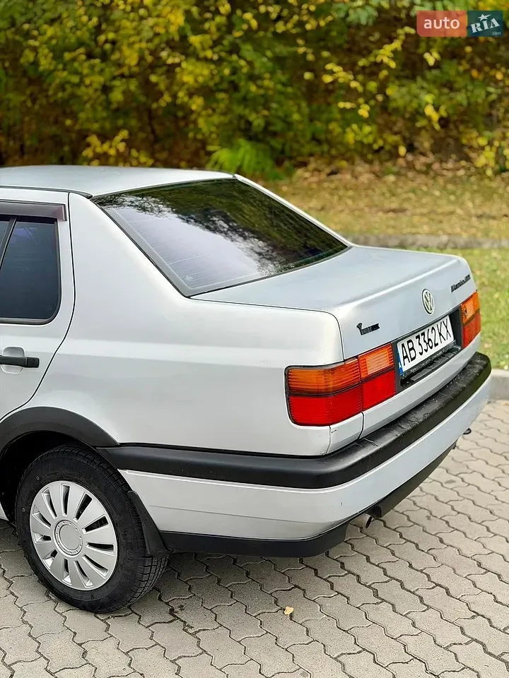 Volkswagen Vento 1995 photo 2