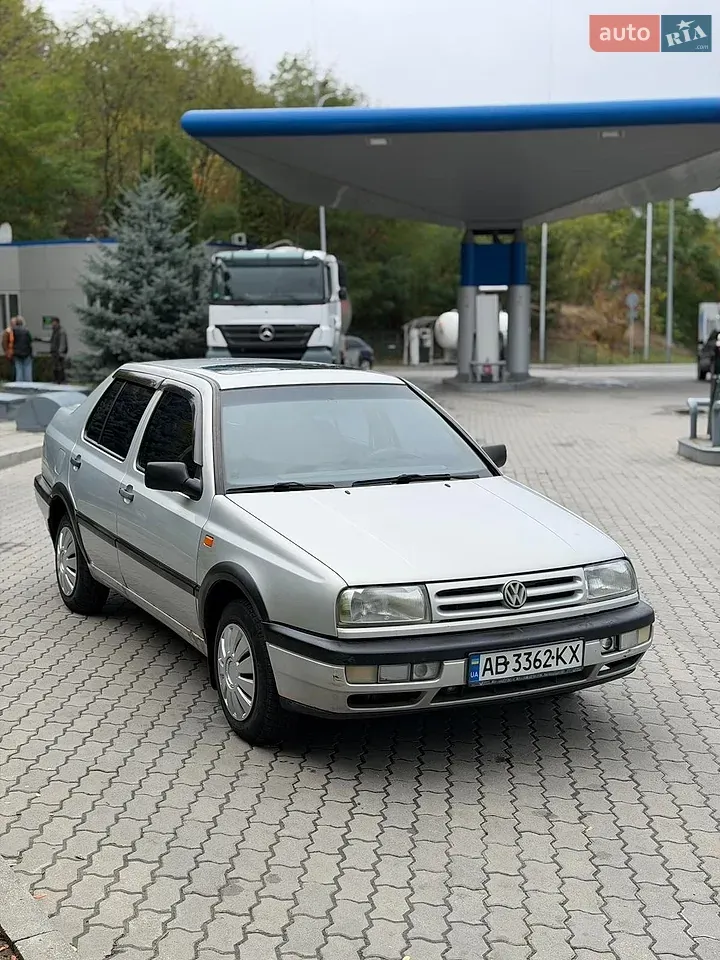 Volkswagen Vento 1995 photo 4