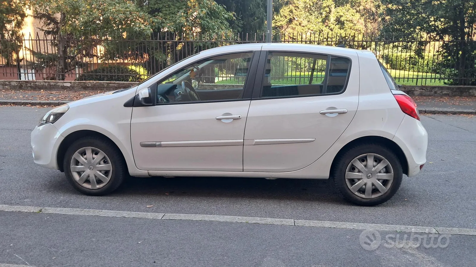 Renault Clio 2012 photo 2
