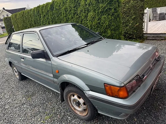Nissan Sunny 1989 photo 4