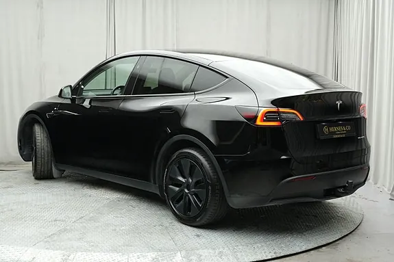Tesla Model Y 2025 photo 3