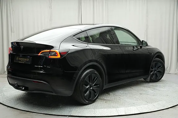 Tesla Model Y 2025 photo 5