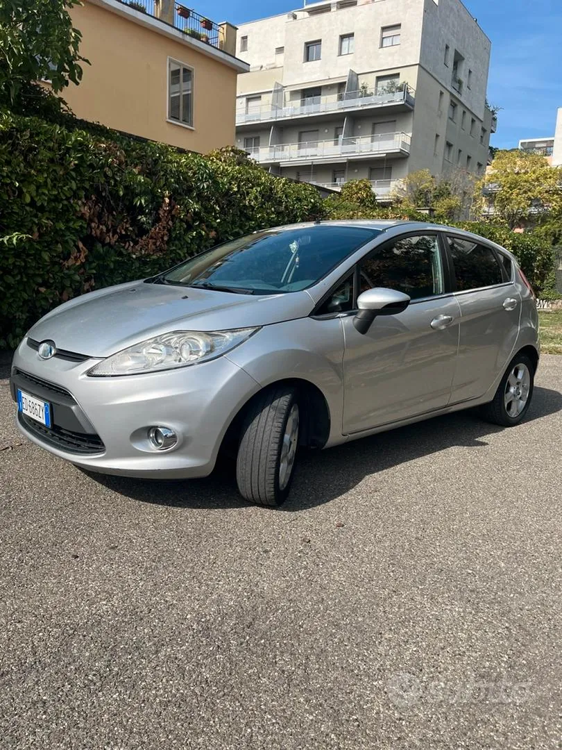Ford Fiesta 2011 photo 2