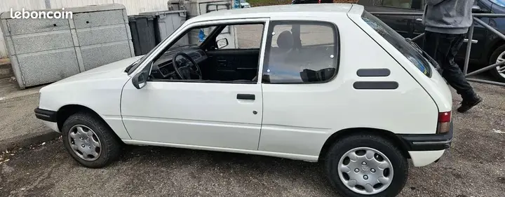 Peugeot 205