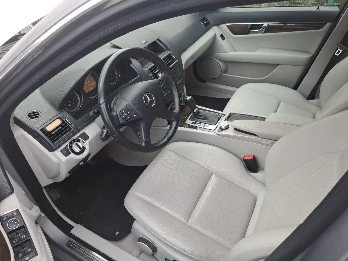 Mercedes-Benz C-Class 2010 photo 2