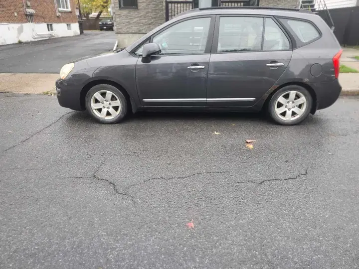 Kia Rondo 2007 photo 2