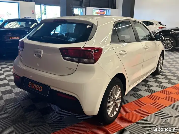 Kia Rio 2023 photo 2