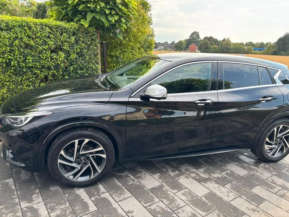 Infiniti Q30