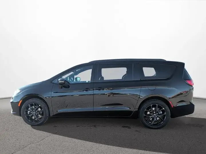 Chrysler Pacifica 2026 photo 2