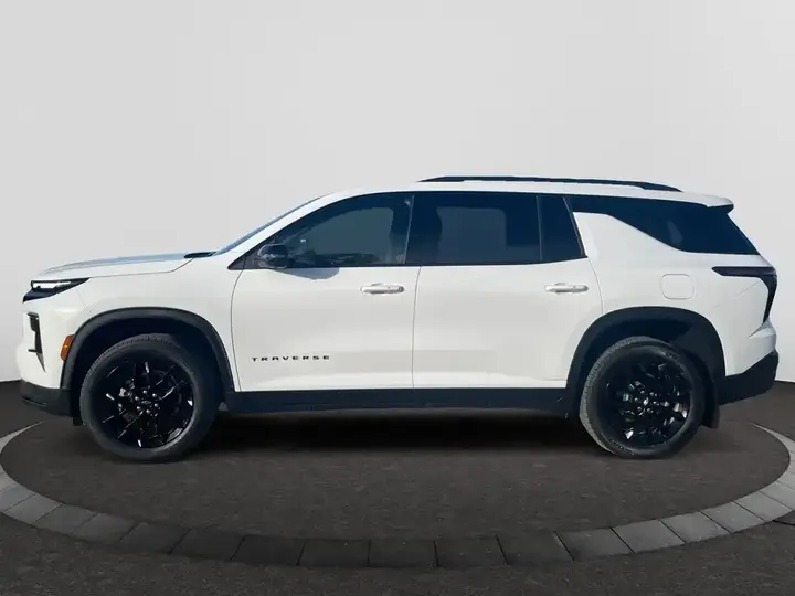 Chevrolet Traverse 2026 photo 2