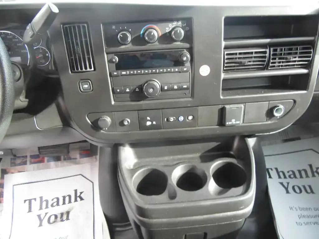 GMC Savana 3500 2023 photo 2