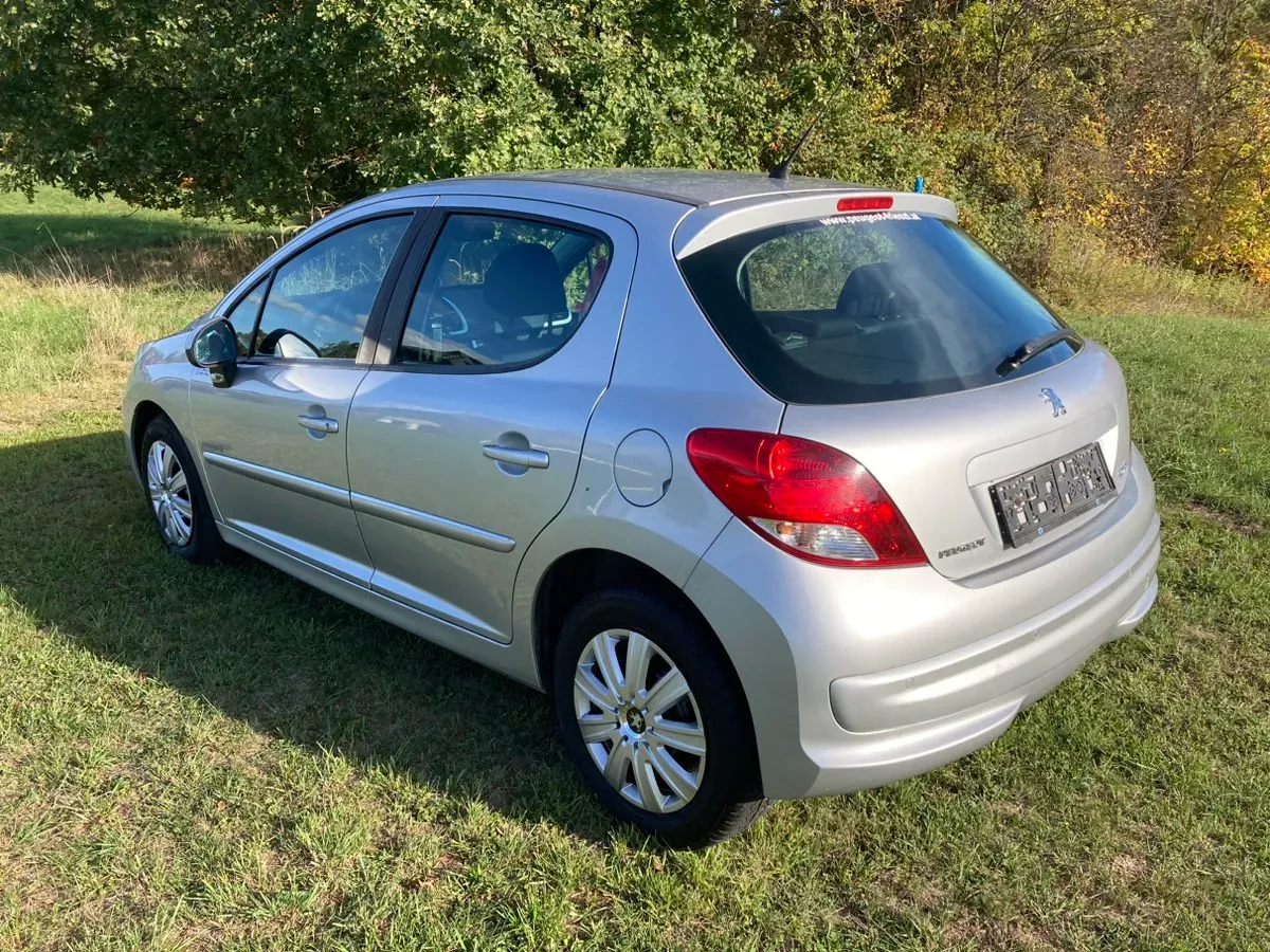 Peugeot 207 2011 photo 3