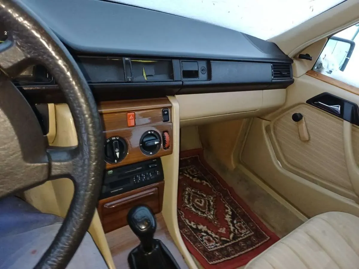 Mercedes-Benz E-Class 1988 photo 2