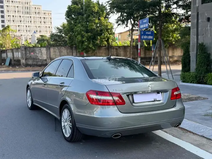 Mercedes-Benz E-Class 2011 photo 2