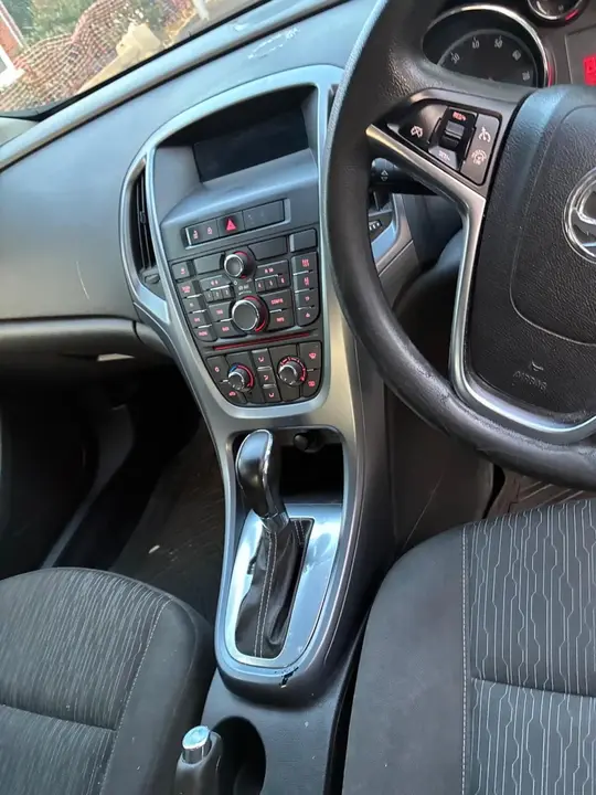 Vauxhall Astra 2012 photo 4