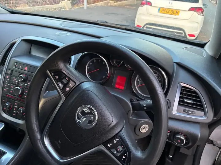 Vauxhall Astra 2012 photo 5