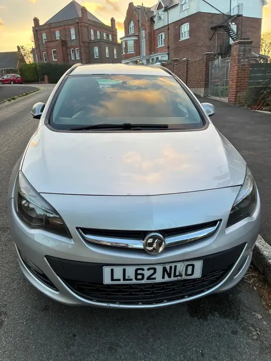 Vauxhall Astra 2012 photo 2