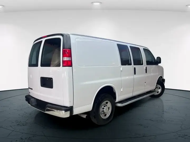 Chevrolet Express 2024 photo 2