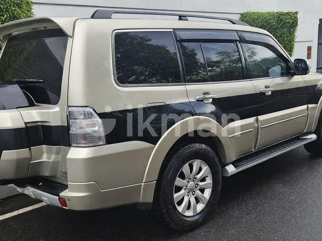 Mitsubishi Pajero 2012 photo 2