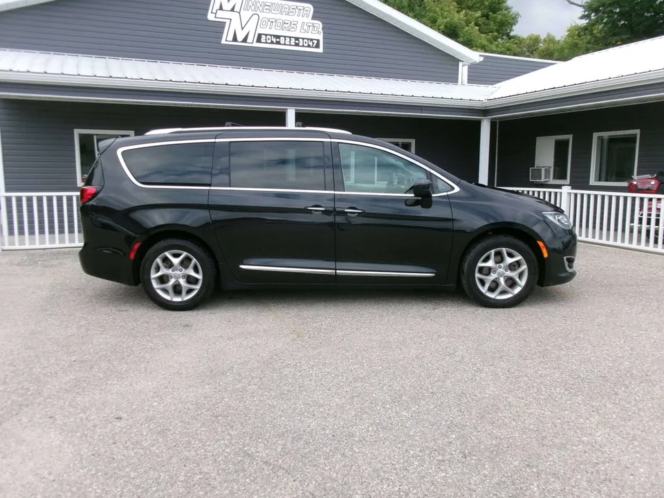 Chrysler Pacifica 2018 photo 2