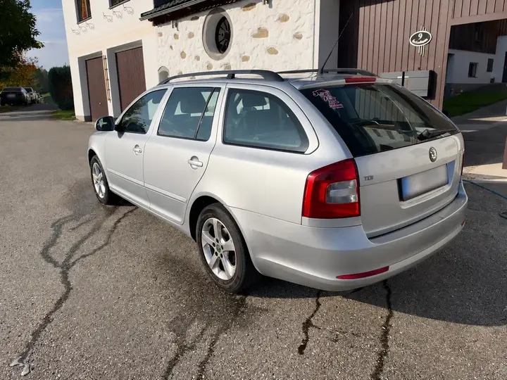 Skoda Octavia Combi 2010 photo 2